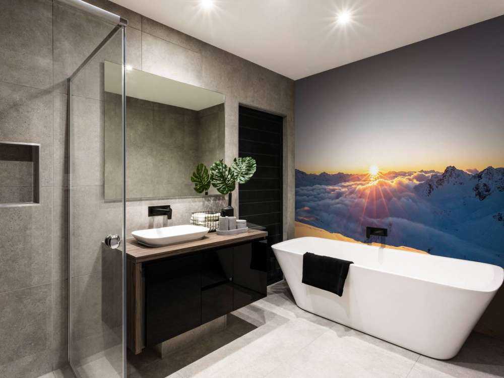 Lumière du soleil au-dessus de la couche nuageuse dans les montagnes.