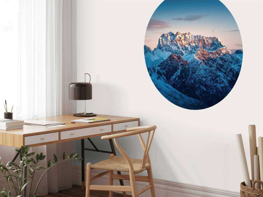 Lueur du soir sur les sommets enneigés