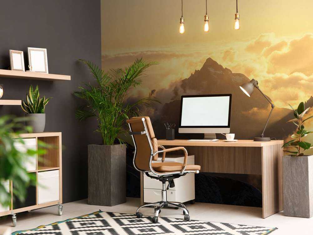 Lever de soleil au-dessus des nuages de montagne