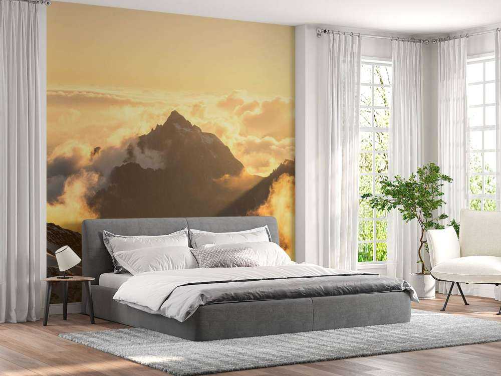 Lever de soleil au-dessus des nuages de montagne