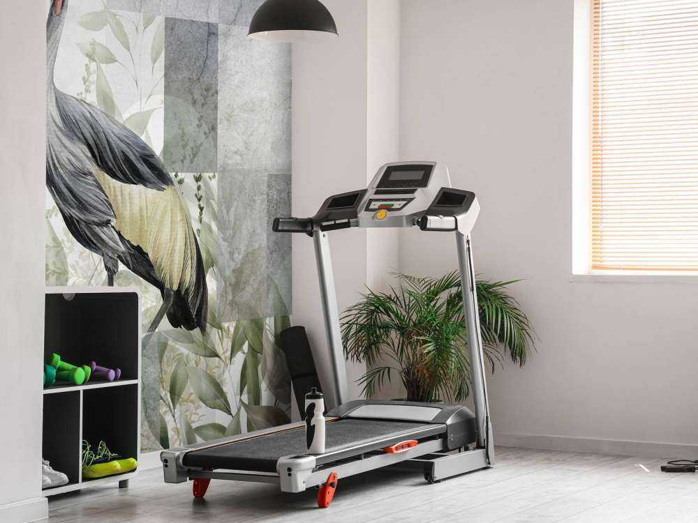 Grue parmi les feuilles