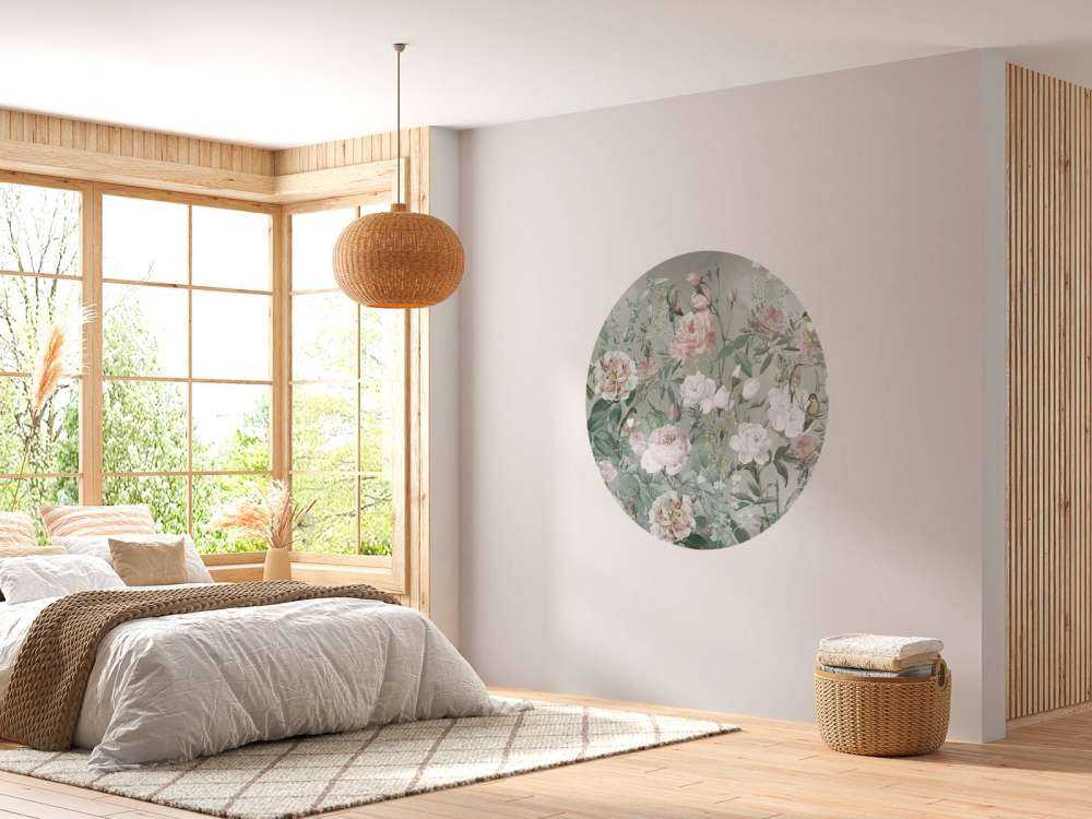 Oiseaux dans le jardin de roses