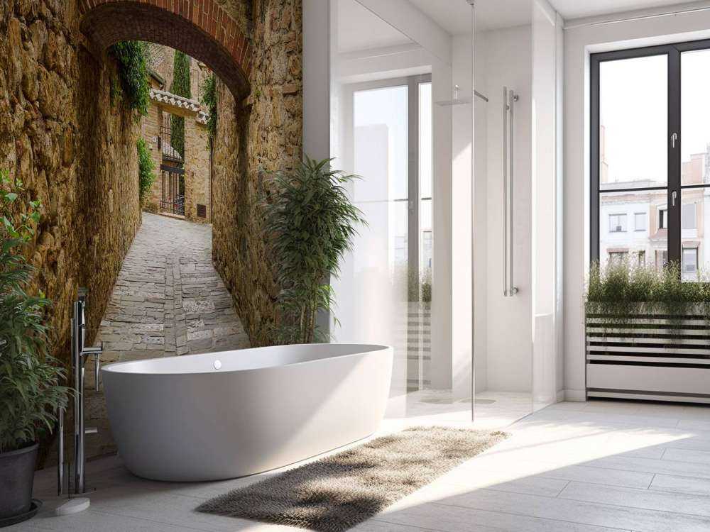 Petite arche avec des fleurs rouges