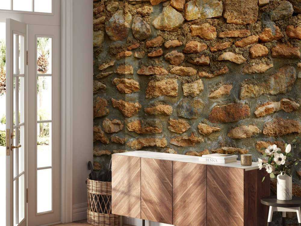 Grand mur avec des pierres brutes de différentes tailles