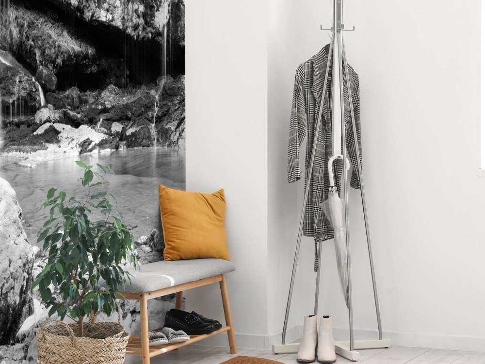 Chute d'eau au-dessus d'un mur de pierre