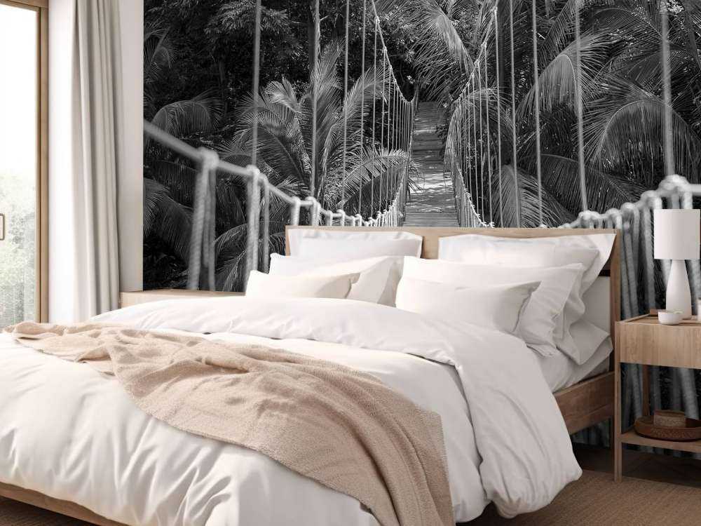 Pont en bois entre des palmiers