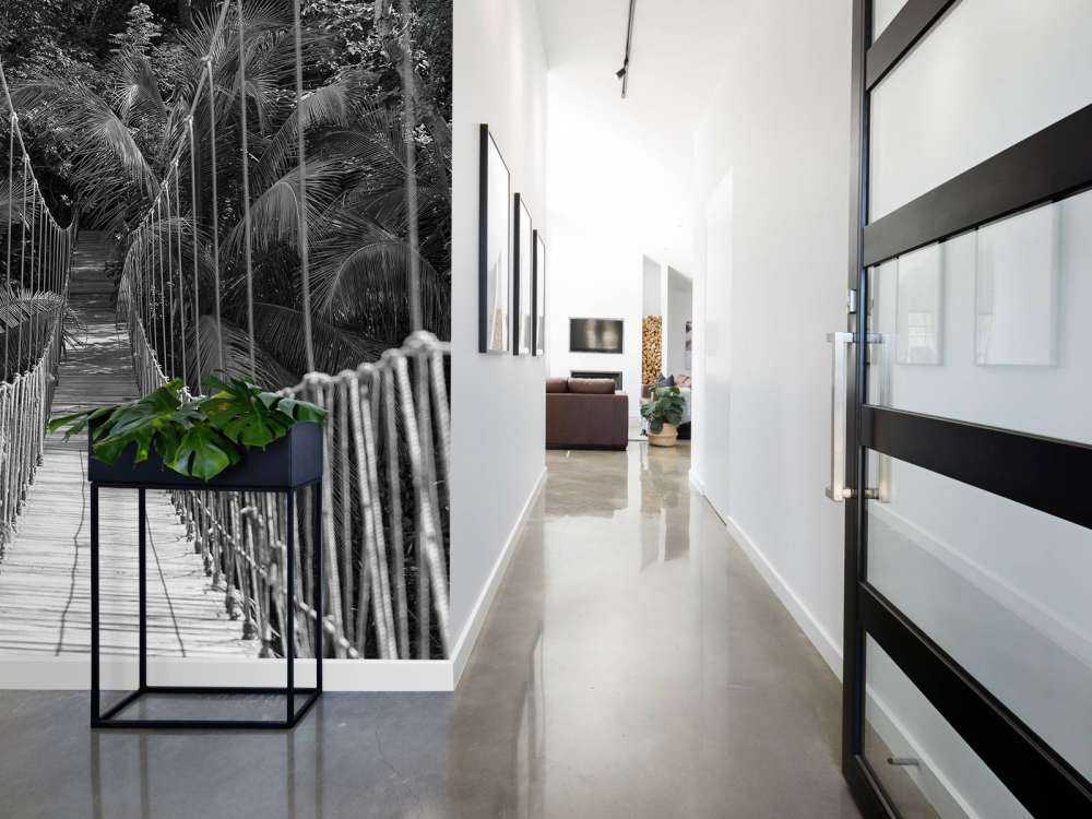 Pont en bois entre des palmiers