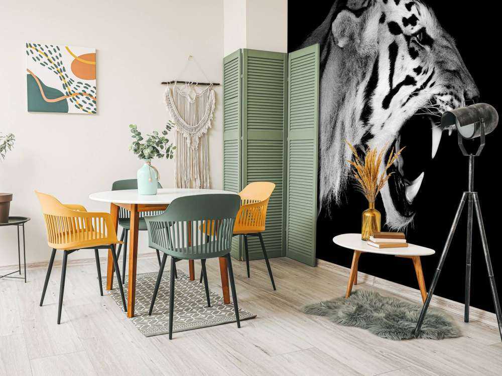 Tigre rugissant noir