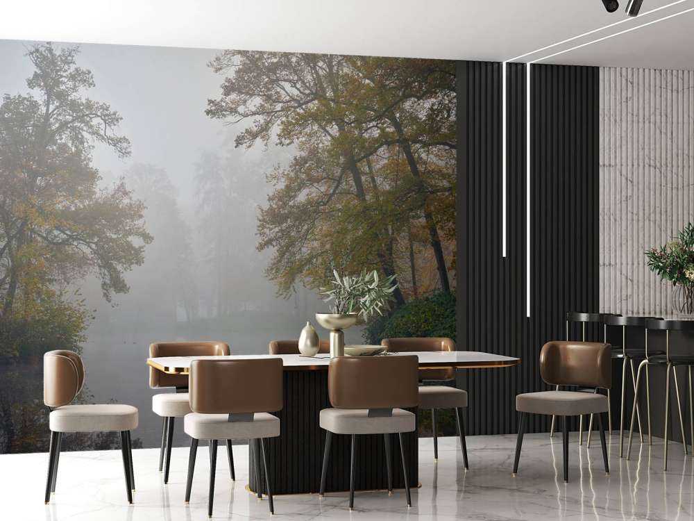 Étang de forêt dans la brume