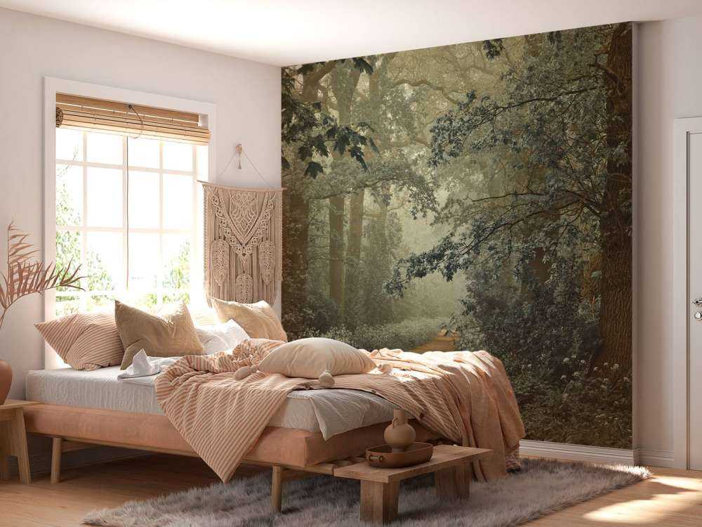 Chemin à travers la forêt avec du brouillard