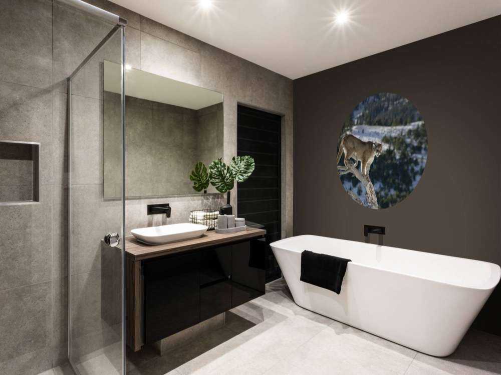 Lion de montagne sur un arbre mort