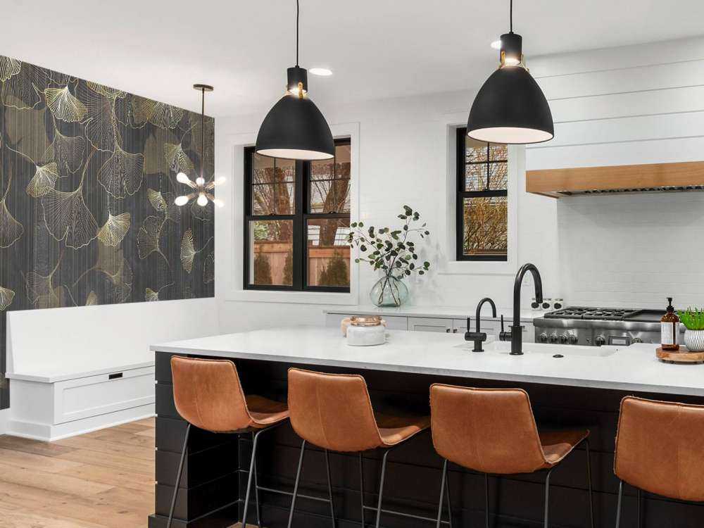 Feuilles de ginkgo dans une brume dorée