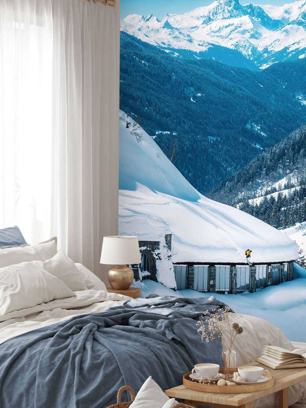 Les sommets alpins d'un bleu profond dans la neige hivernale.