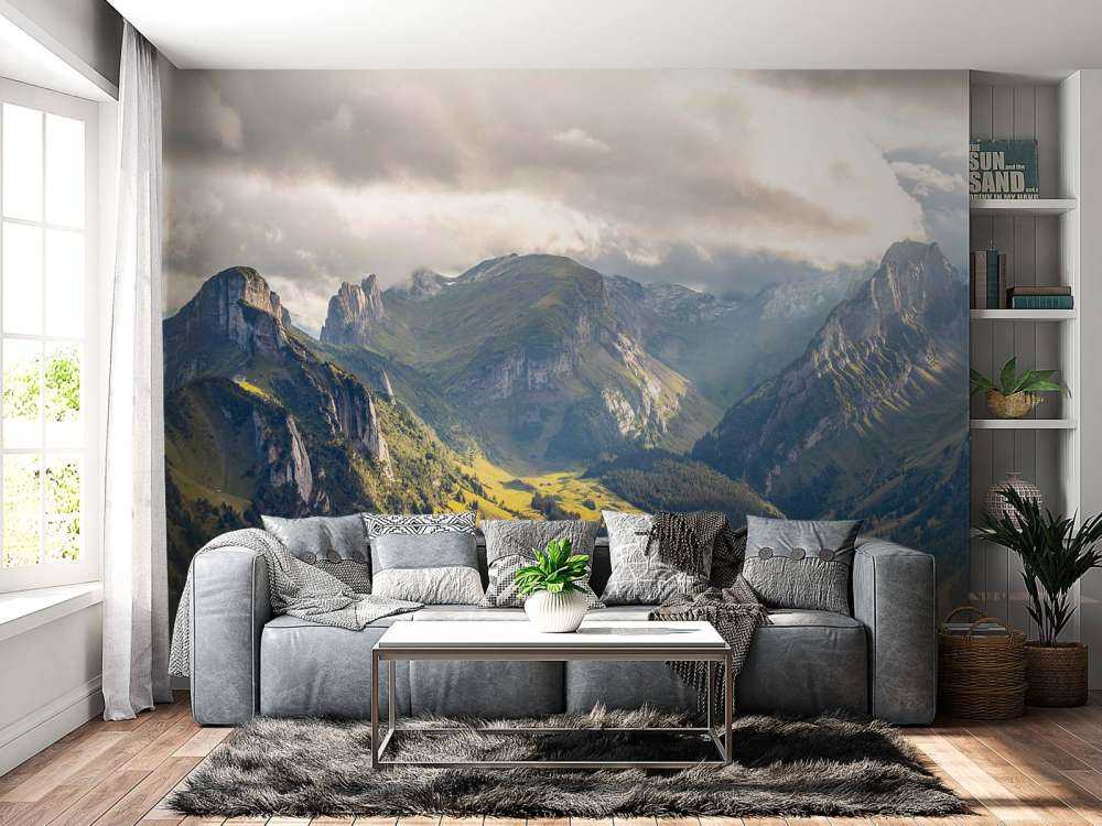 Lumière du soleil sur une vallée de montagne verte