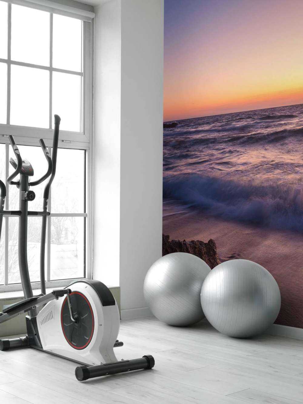 Lumière de lune sur des vagues violettes au coucher du soleil.