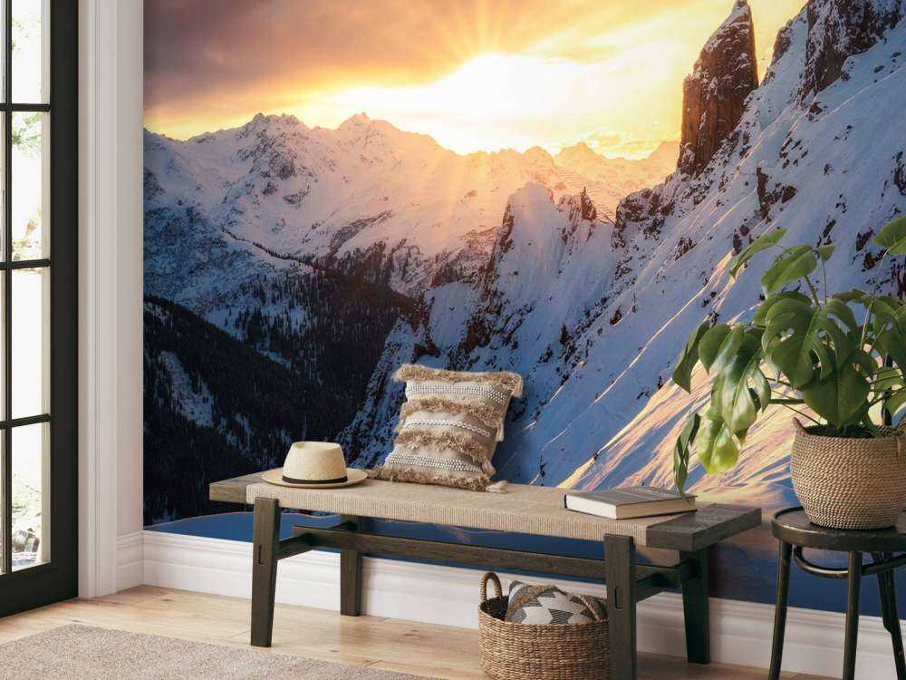 Soleil du soir derrière les sommets enneigés