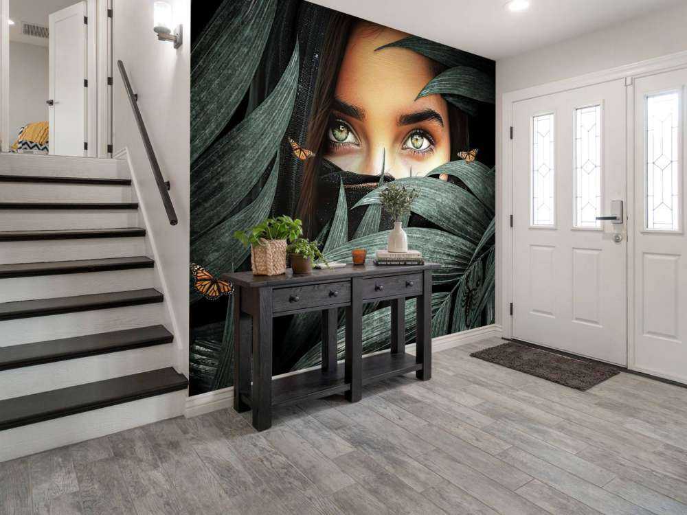 Regard vert entre les palmiers