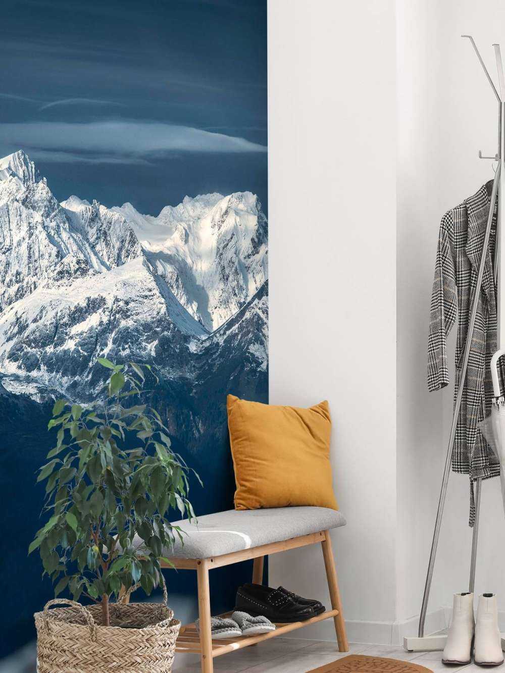 Les sommets bleu glace dans le silence