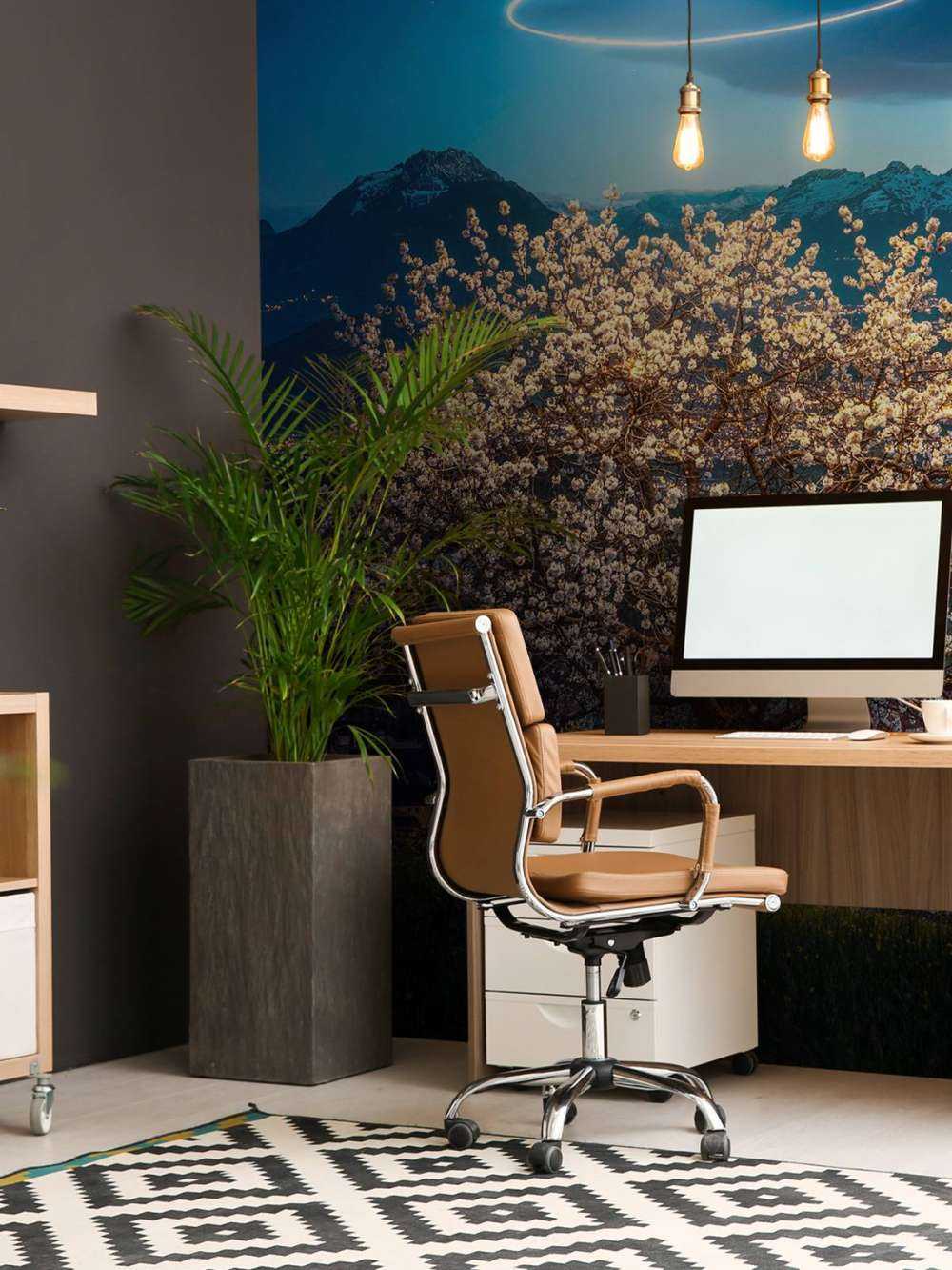 Arbre en fleurs sous la lumière nocturne