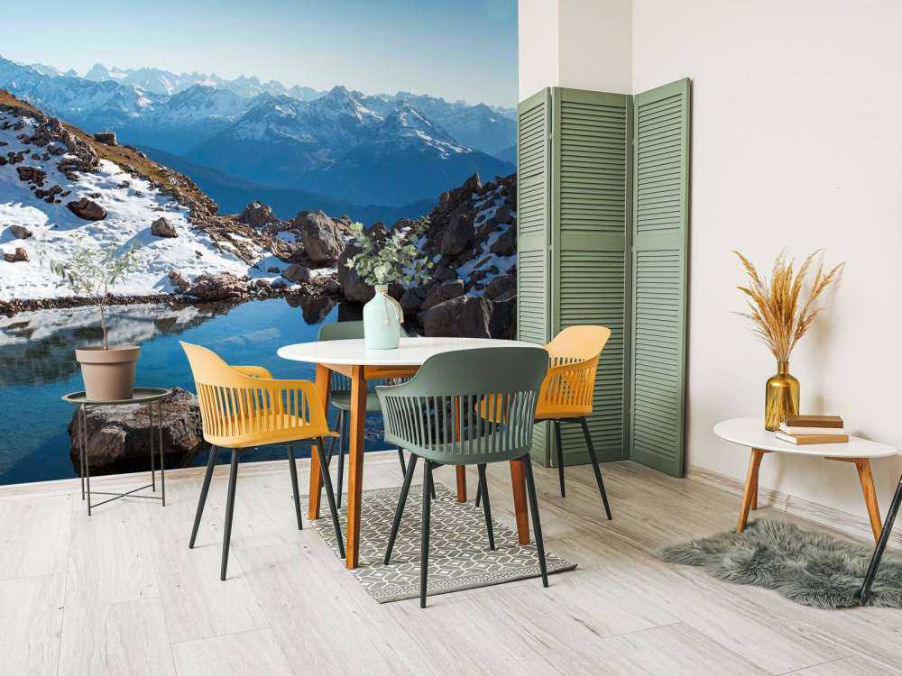 Lac de montagne entre les sommets enneigés.