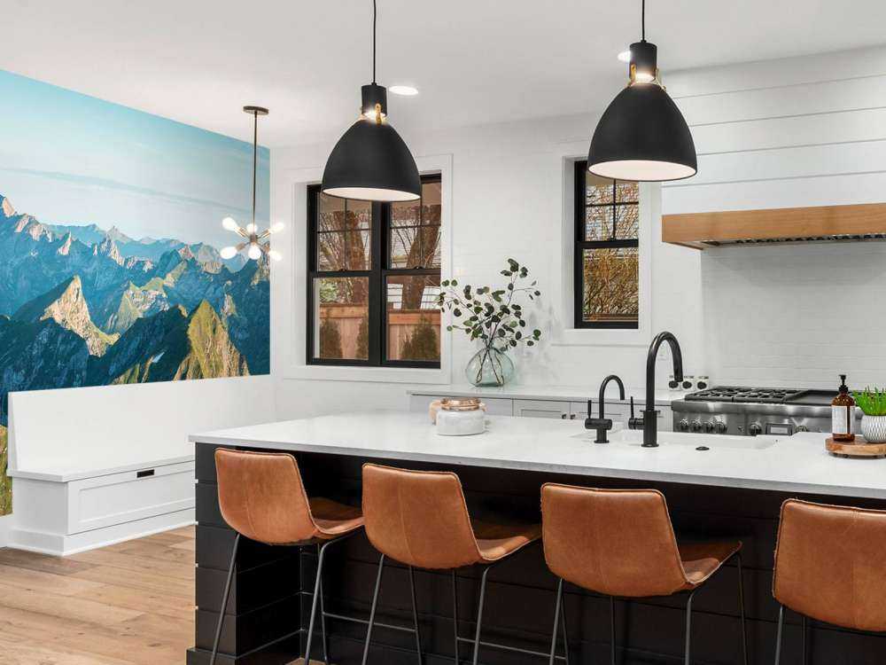 Lueur estivale sur la crête de la montagne.