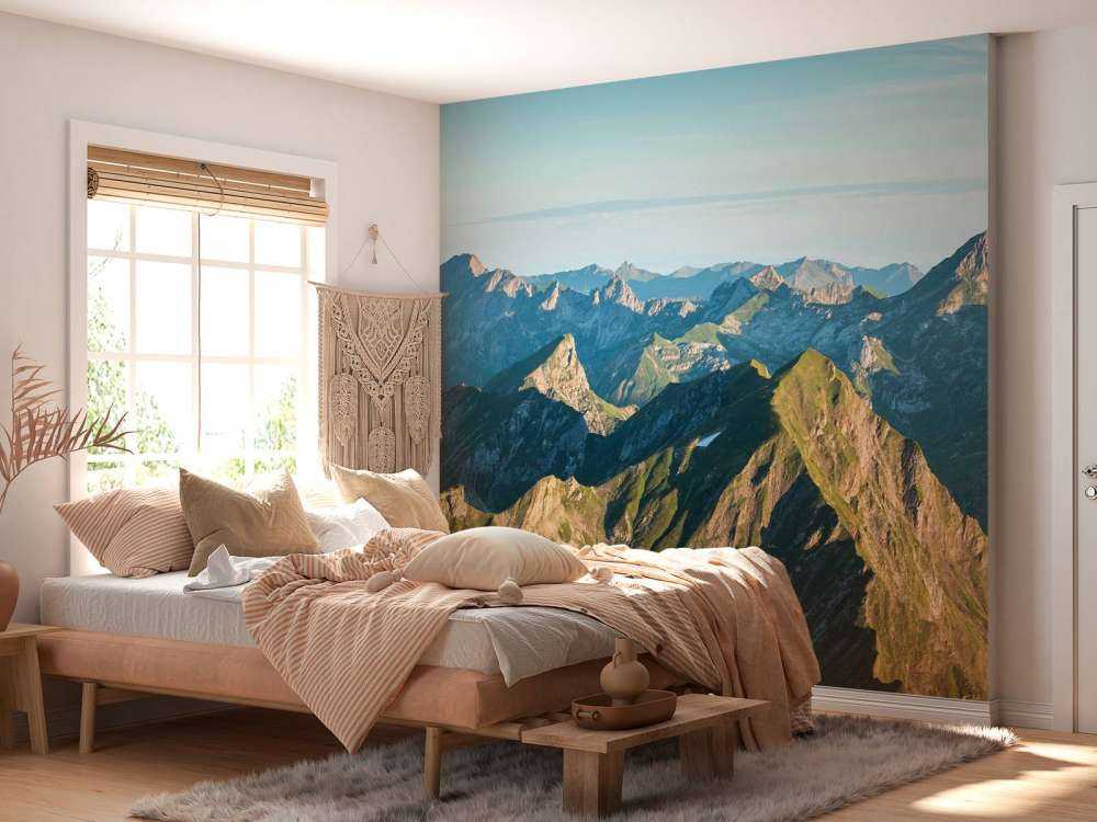 Lueur estivale sur la crête de la montagne.