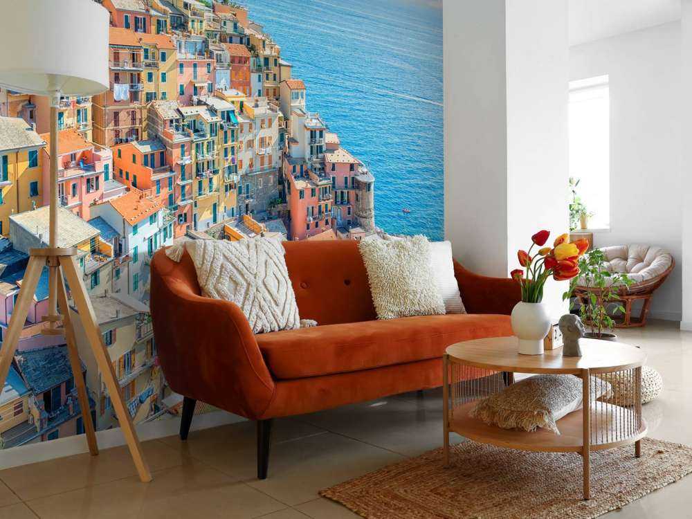 Côte pastel sous un ciel azur.