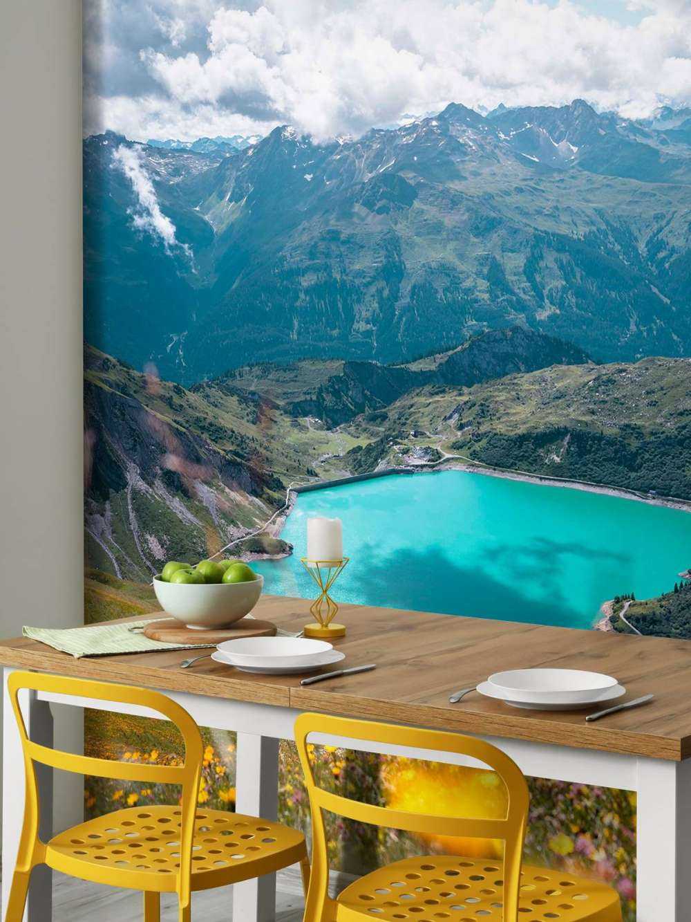 Champ de fleurs au bord d'un lac de montagne turquoise.