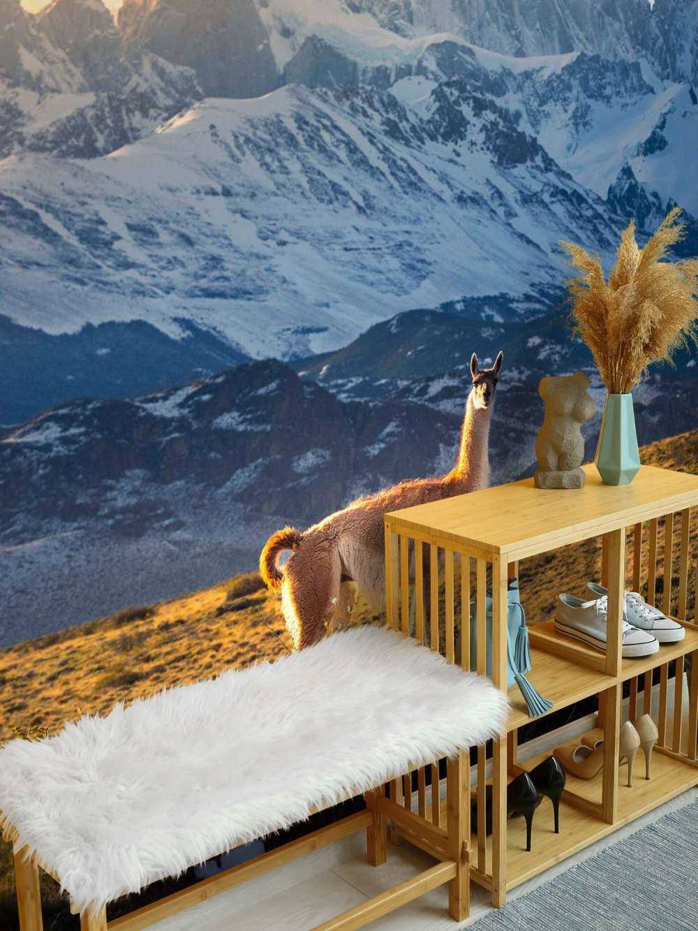 Guanaco en pleine lumière devant les sommets des Andes.