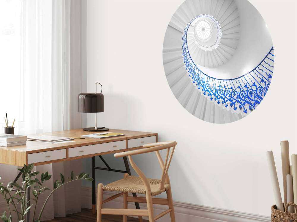 Escalier en colimaçon blanc avec rampe bleue