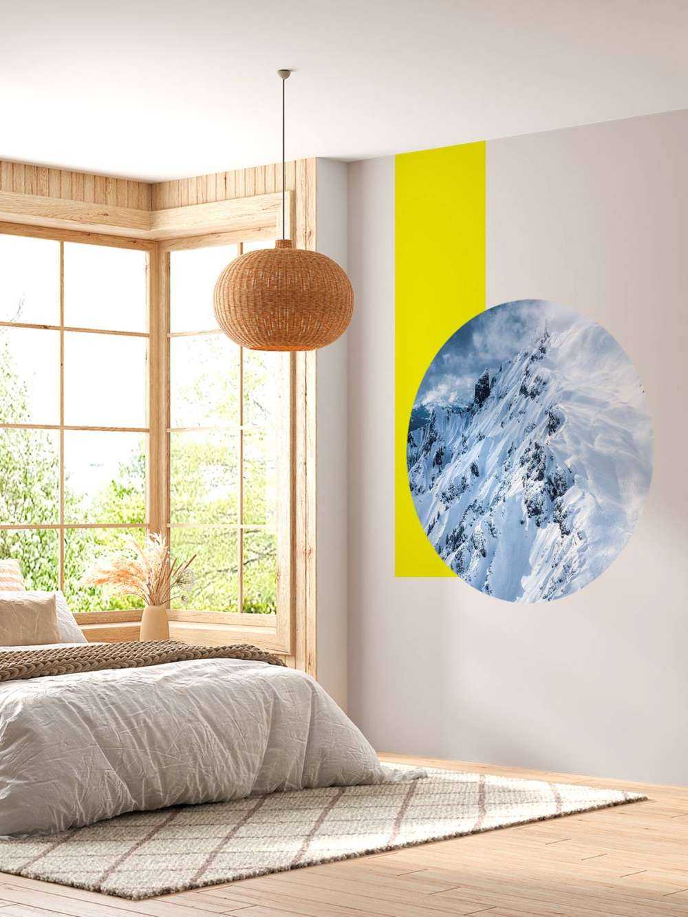 Crêtes de neige sous des nuages ​​orageux