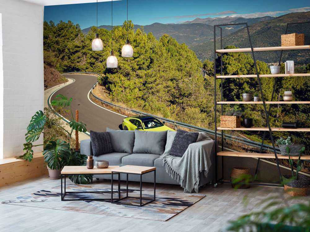 BMW vert lime sur route de montagne