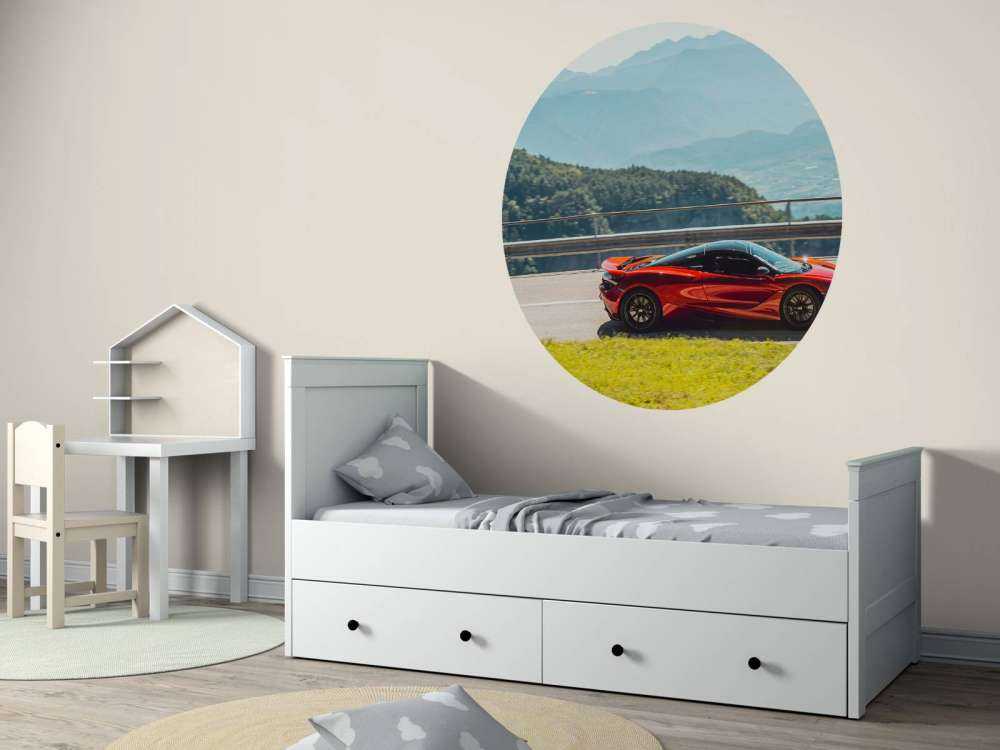 Conduisant à travers un panorama montagneux