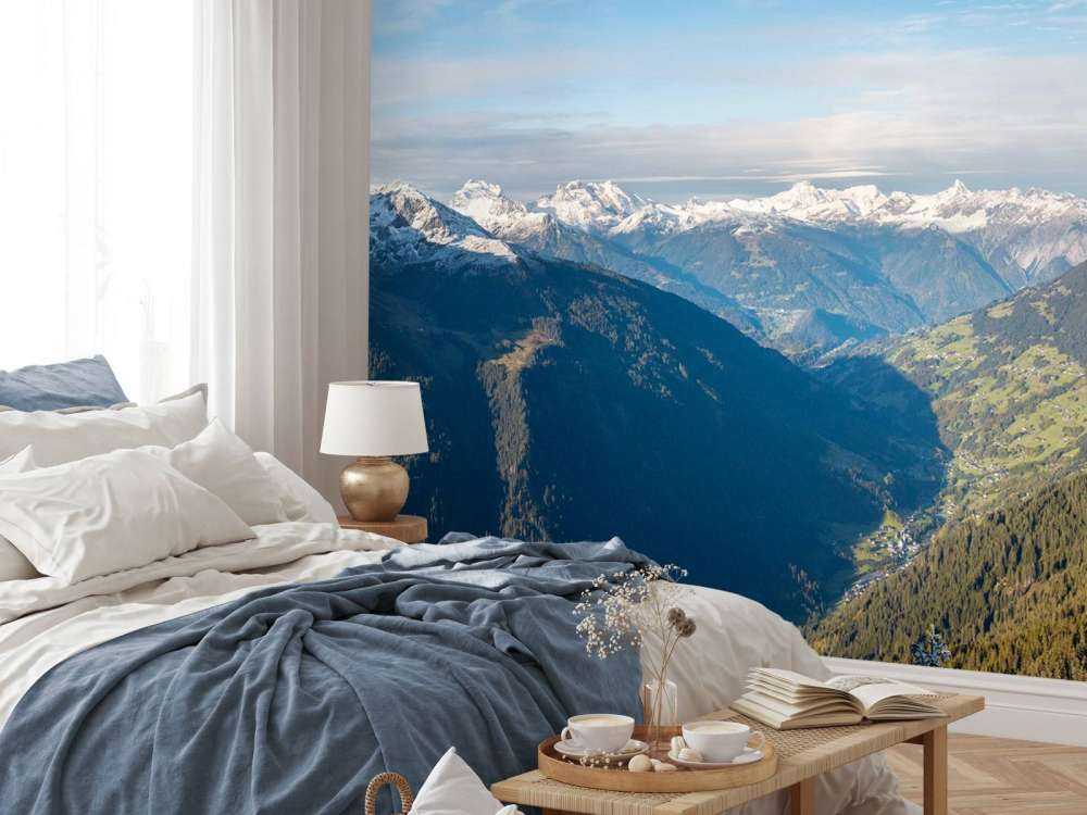 Panorama sur une vallée alpine enneigée