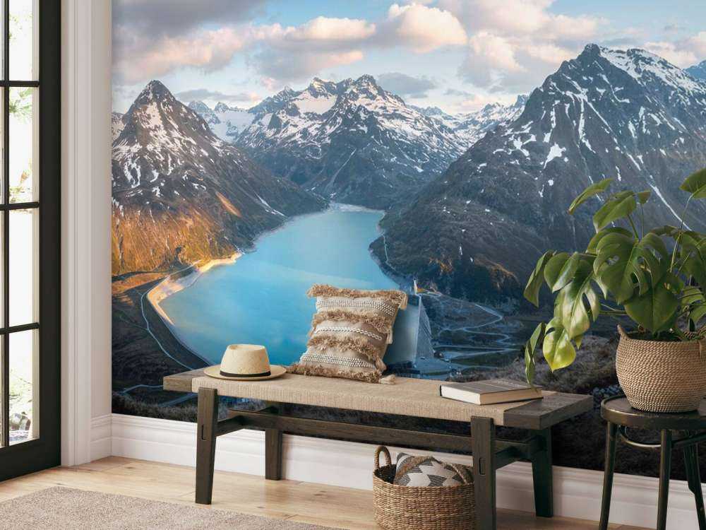 Vue sur un lac alpin au coucher du soleil