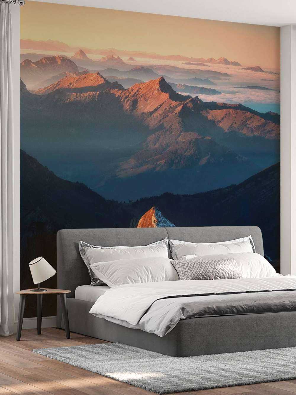 Première lumière du soleil sur la crête de la montagne.