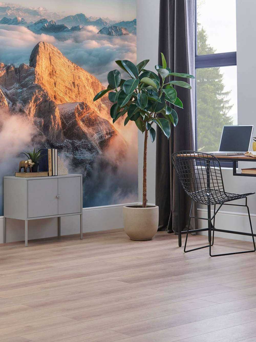 Sommet de montagne doré dans la brume du matin.