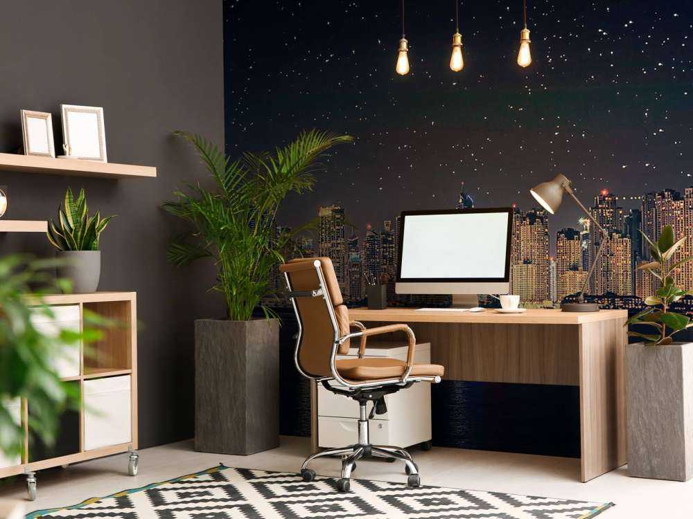 Lumière lunaire sur l'horizon urbain scintillant.