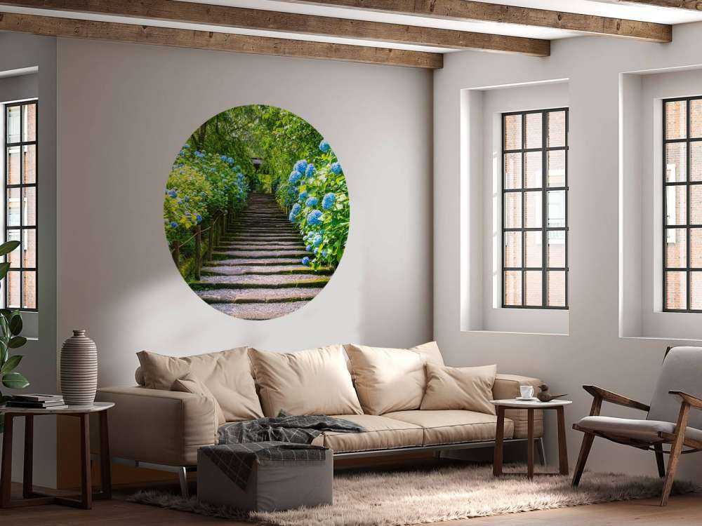 Escalier entre des hortensias