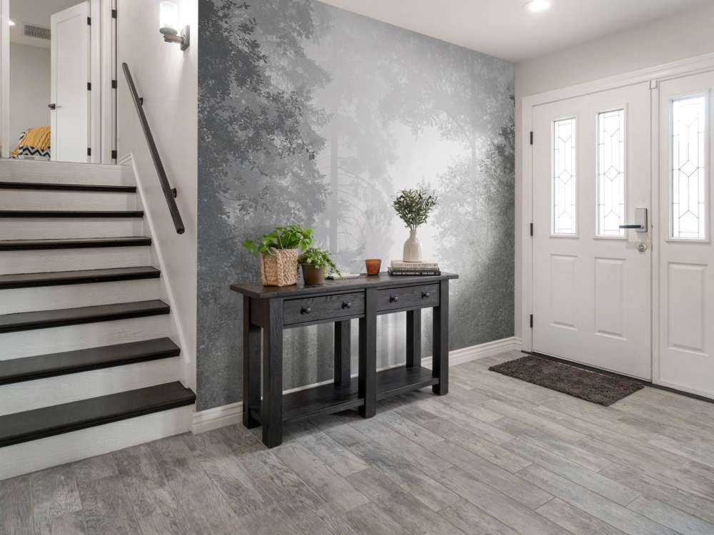 Route à travers la forêt brumeuse