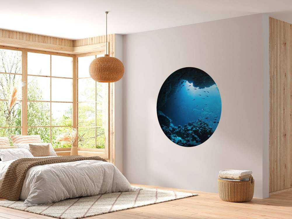 Grotte sous-marine avec des poissons