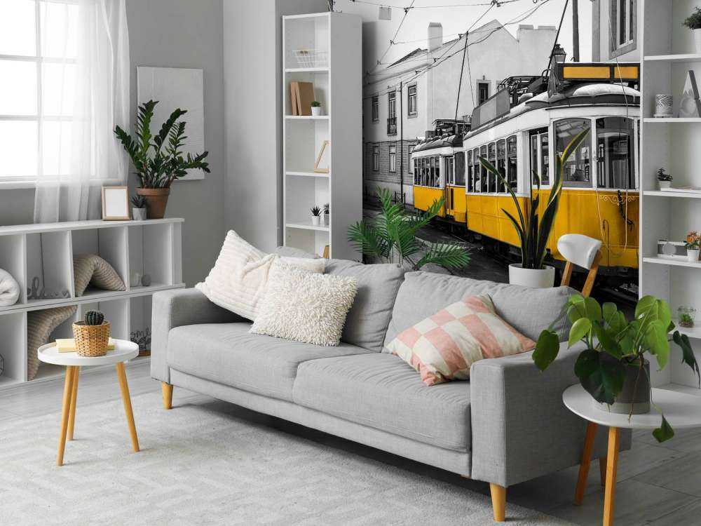 Tramway jaune dans une rue en noir et blanc