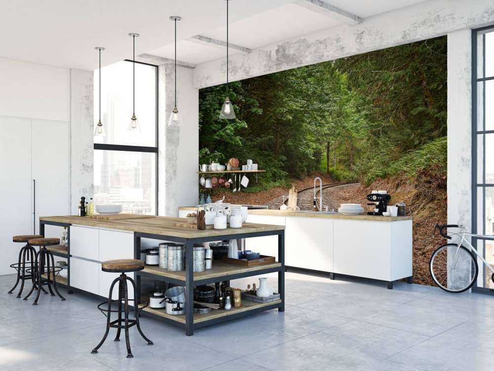 Ligne de chemin de fer à travers la forêt