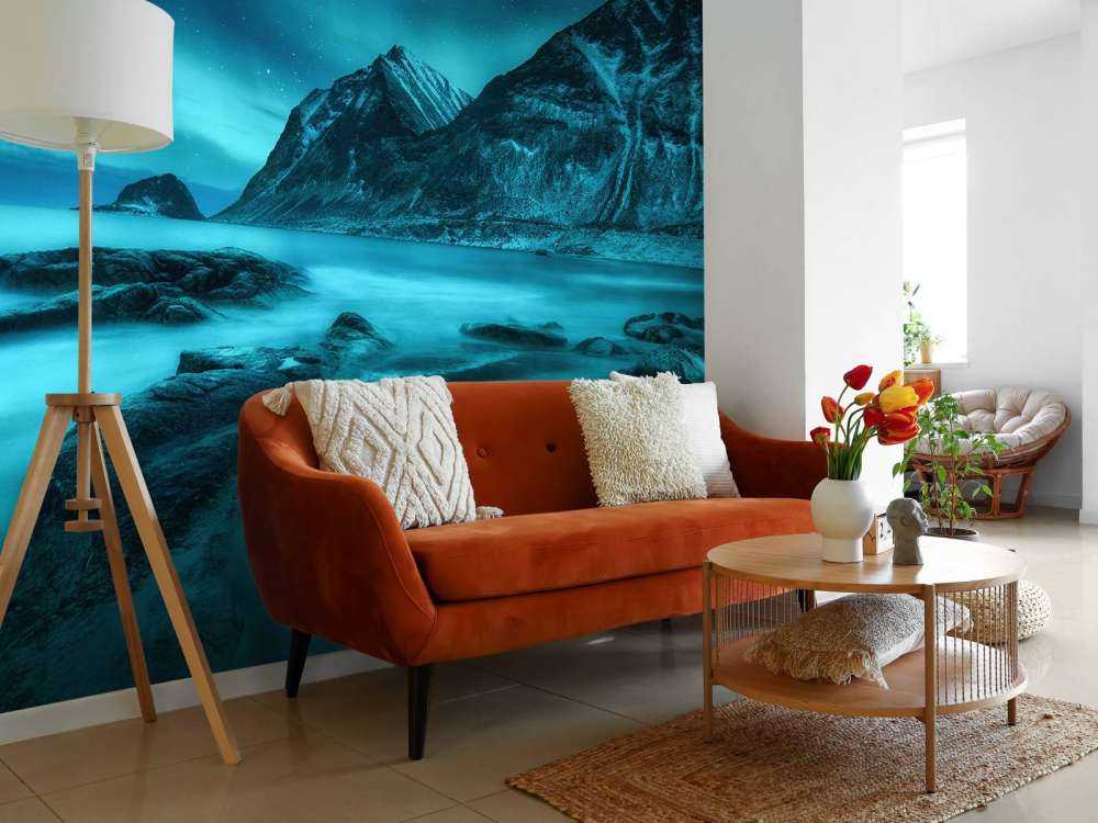 L'aurore boréale bleue avec les montagnes