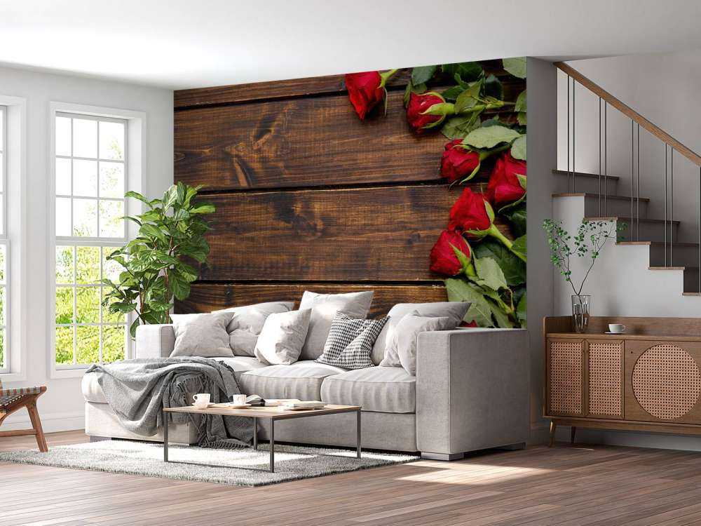 Roses rouges sur bois