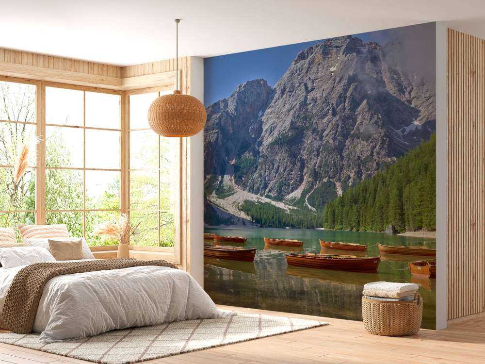 Bateaux en bois dans un lac de montagne