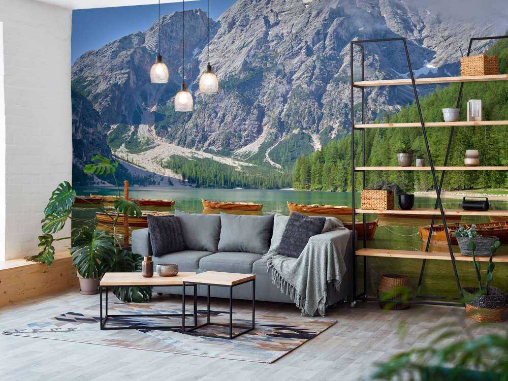 Bateaux en bois dans un lac de montagne