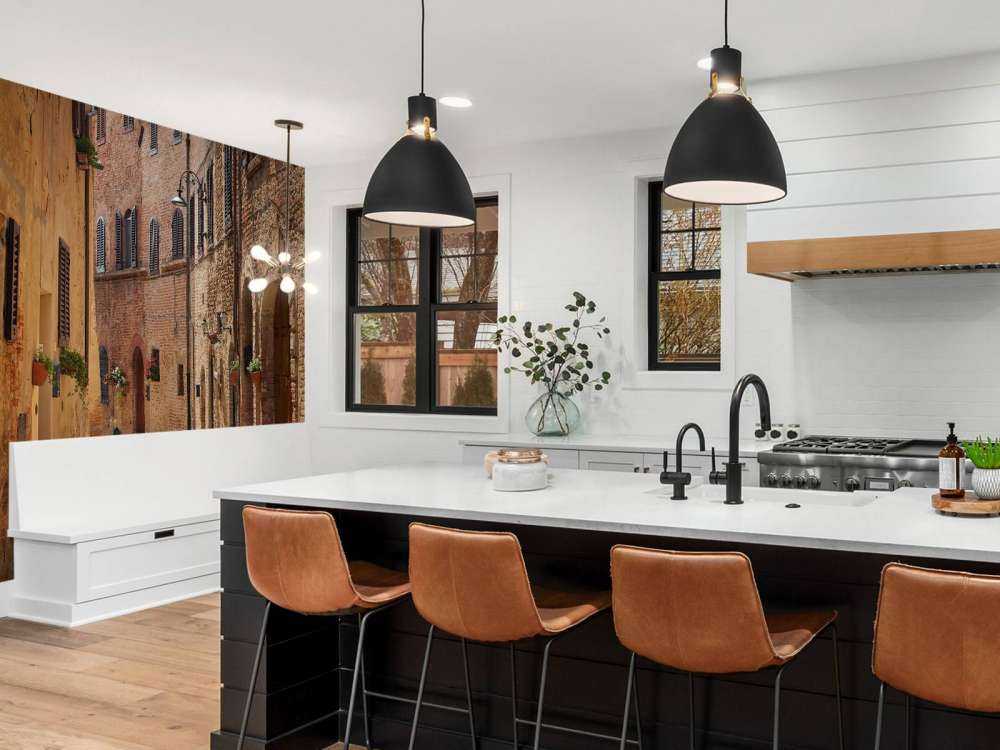 Rue classique avec des fleurs