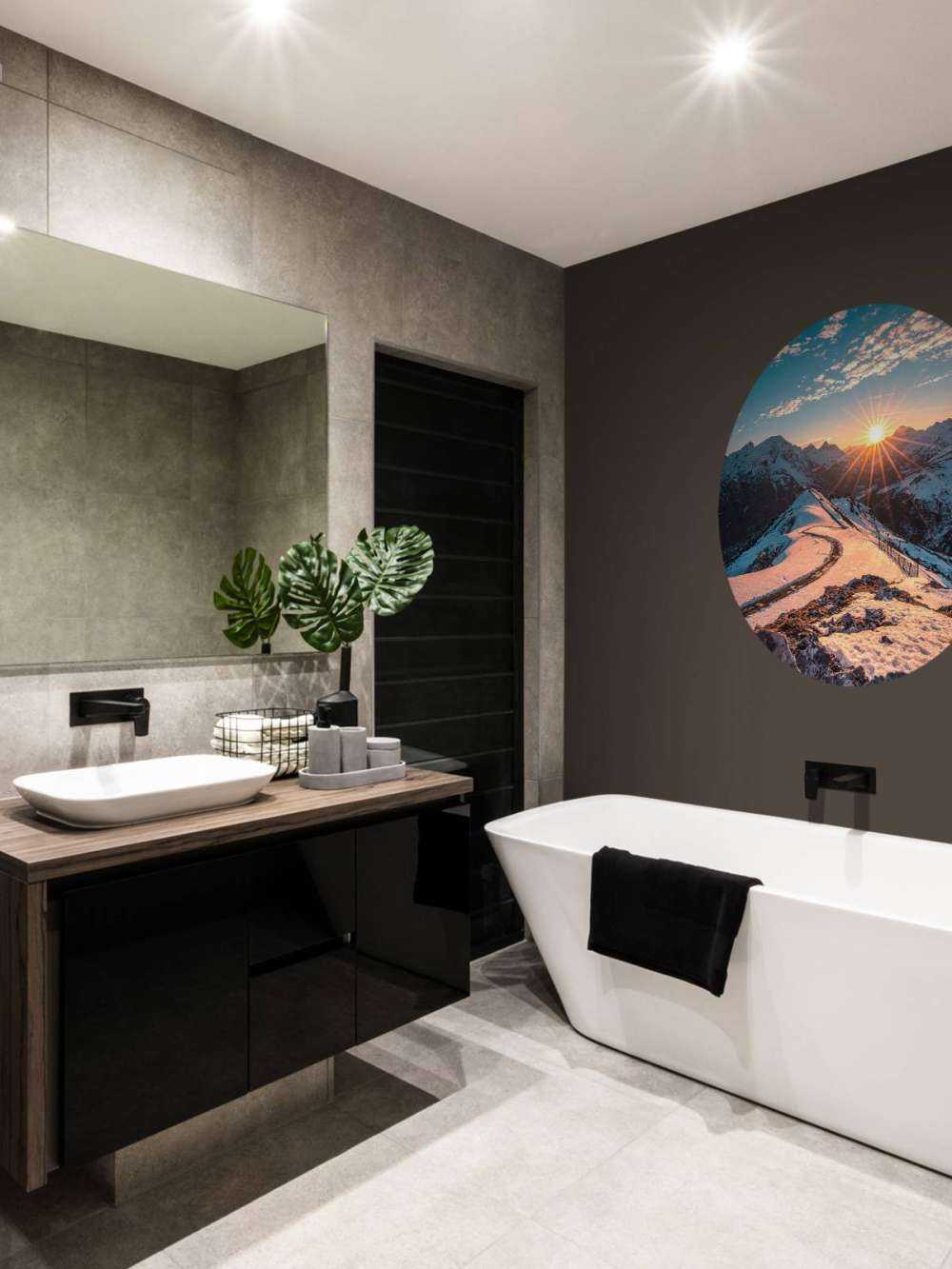 Sentier sinueux sous le soleil de montagne enneigée.