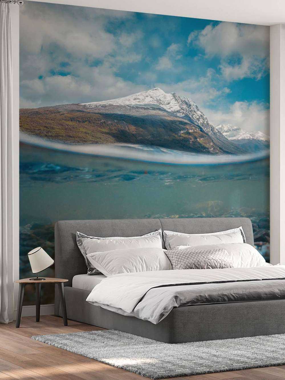 Vue sur la montagne à travers une eau de glacier claire